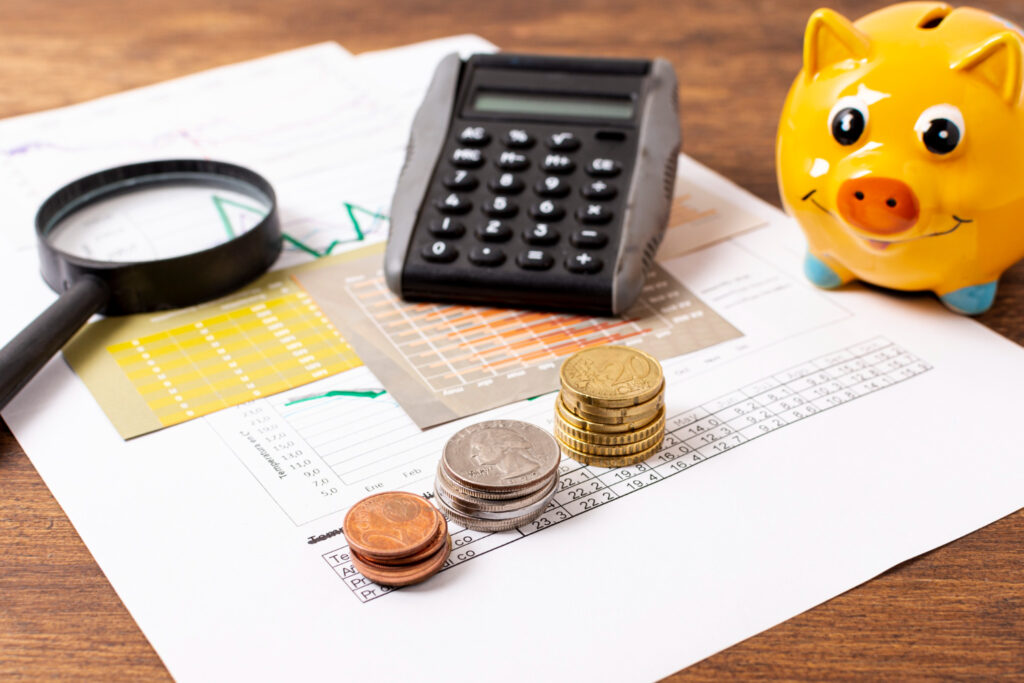 Comparação entre Tesouro Direto e CDB com gráficos e moedas brasileiras sobre uma calculadora financeira